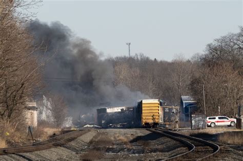 Descarrilamiento de 50 vagones de un tren en Ohio causa un incendio y ...