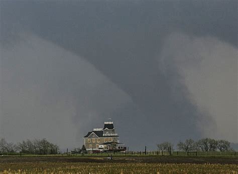 Twin Tornadoes Leave Behind a Devastated Nebraska Town - The New York Times