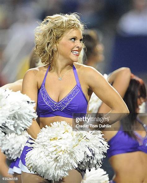 1,299 Chicago Bears Cheerleaders Stock Photos, High-Res Pictures, and ...