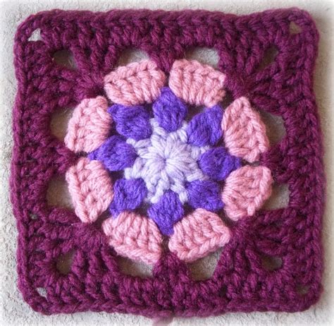 Zooty Owl's Crafty Blog: Eight Petal Granny Square: Pattern