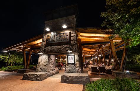 Geyser Point Bar & Grill Review - Disney Tourist Blog