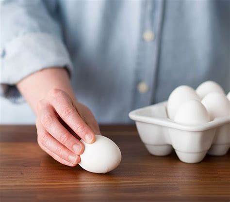 How to Crack an Egg the Right Way | Reader's Digest