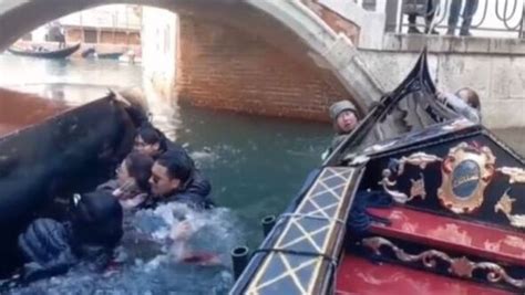 Venice gondola capsizes as tourists refuse to stop taking selfies and stay still | World | News ...