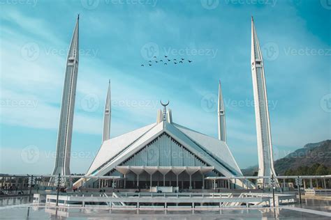 A beautiful view of faisal masjid. unique picture of shah faisal mosque ...