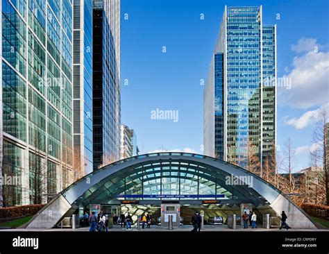 Canary wharf tube station uk hi-res stock photography and images - Alamy