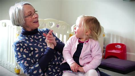 Toddler nursery rhymes: What do toddlers learn from singing? - BBC Tiny Happy People