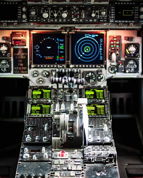 Cockpit of the USAF C-17 Globemaster [2794x3493][OC] : r/MilitaryPorn