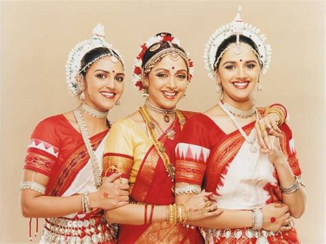 Hema Malini with her daughters Esha and Aahna | Asian bridesmaid ...