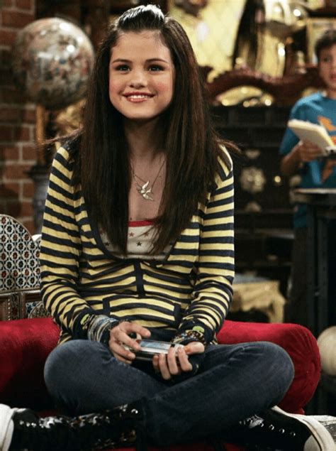 All Alex Russo Outfits in Season 1 of Wizards of Waverly Place – STRAPHIE Selena Gomez Lips ...