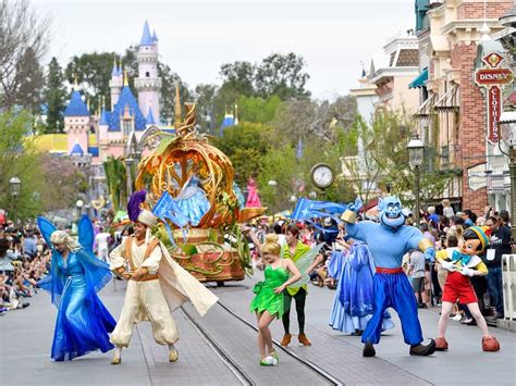 Disney está transmitiendo un nuevo desfile con personajes de 'Frozen' y ...