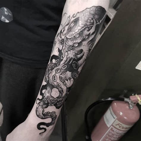 Eldritch/Lovecraft themed tentacle boi. Done by Bella Mercer @ Northside Tattooz, Newcastle UK ...