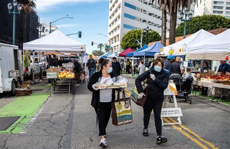 At the Santa Monica Farmers Market, vendors and customers adjust - Los ...