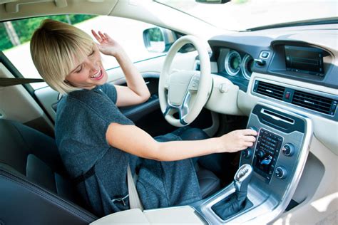 Top Bad Driving Habits that can Damage your Car - Autos Flux