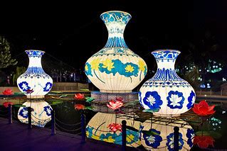 Giant Procelain Vase | The lantern vases lighted-up during t… | Flickr