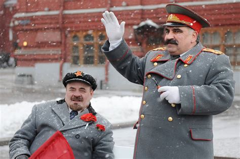 In Moscow, Lenin and Stalin Look-Alikes Jostle for Tourists’ Cash - WSJ