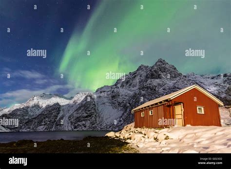 Northern lights norway cabin hi-res stock photography and images - Alamy