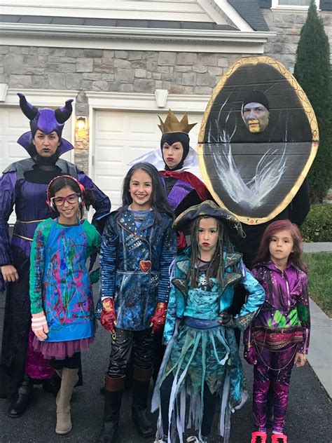 Family Disney Descendants Costumes | Disney descendants costume, Easy halloween costumes ...