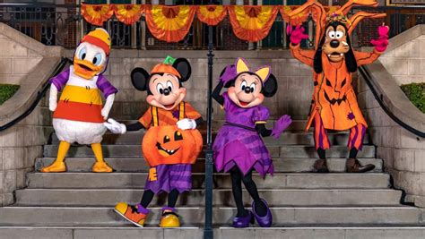 Mickey and Friends Debut New 'Homemade' Halloween 2022 Costumes at Disneyland - WDW News Today