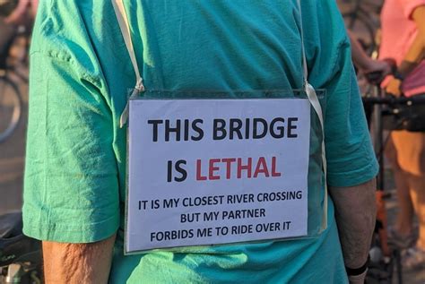 Mass protest calls for Battersea Bridge to be made safer for cyclists | road.cc