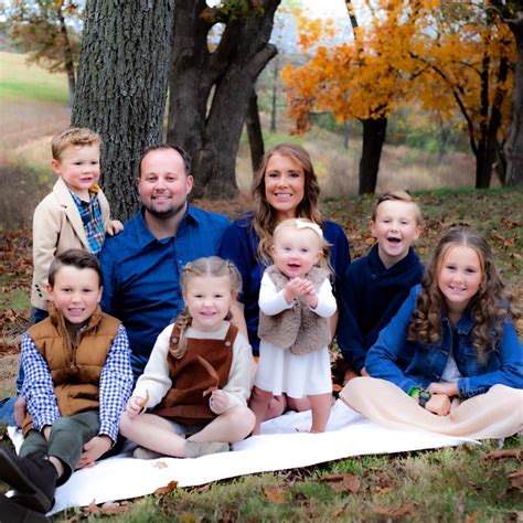 Anna Duggar posts rare photo of entire clan including husband Josh and six kids as she tells ...