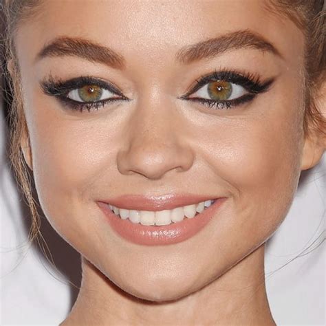 Sarah Hyland Makeup: Black Eyeshadow, Brown Eyeshadow & Mauve Lipstick | Steal Her Style