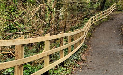 Fence, Crawfordsburn Country Park © Albert Bridge cc-by-sa/2.0 :: Geograph Britain and Ireland