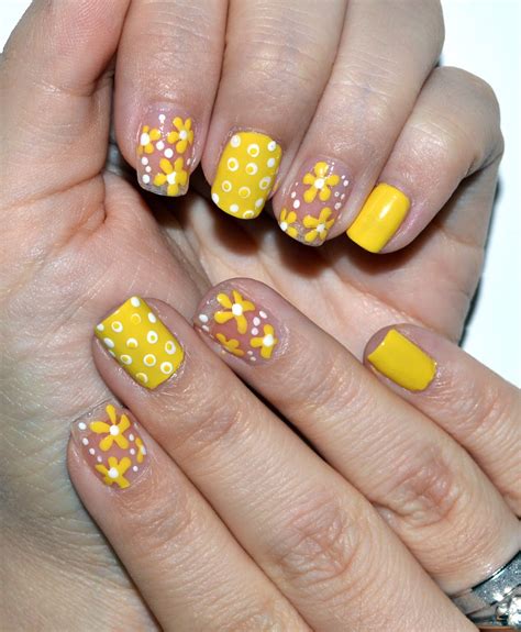 Style Sense Moments: Beauty | Yellow nails with flowers