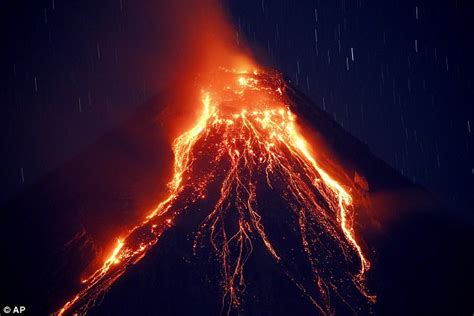 Philippines volcano Mount Mayon erupts spewing lava | Daily Mail Online