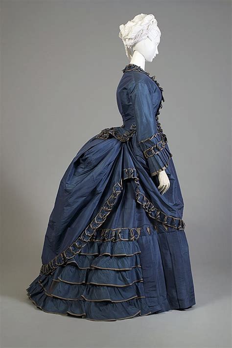 1870 Robe de jour | Ancienne mode, Vêtements historiques, Costumes d'époque