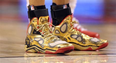 Warriors' Stephen Curry's shoes honor Oakland fire victims