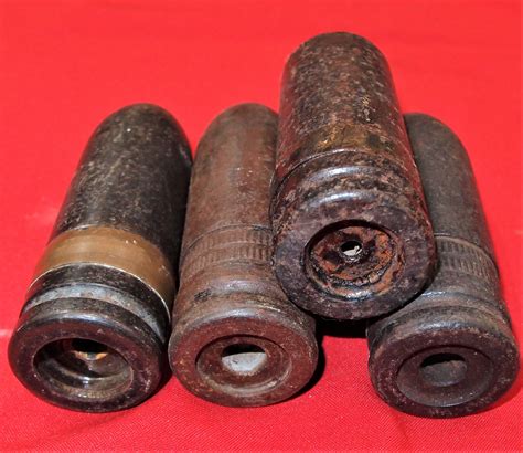 WW1 era artillery ammunition & shells (5). Includes projectiles, dug type and one in brass shell