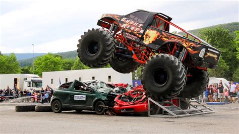 Monster truck-show på travbanen - YouTube