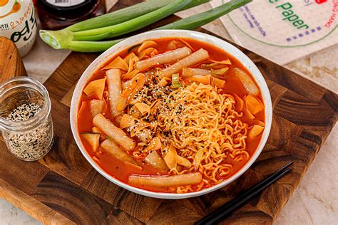 Cách làm tteokbokki Hàn Quốc từ bánh tráng Việt Nam