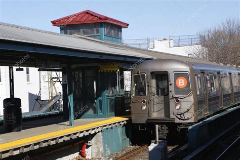 Train NYC Subway B arrivant à Kings Highway Station à Brooklyn — Photo ...