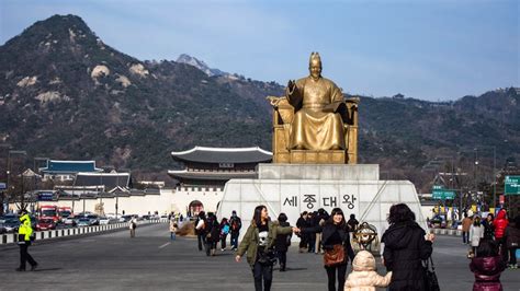 Gwanghwamun Square - The Seoul Guide