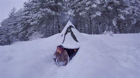 Hot Tent Camping In Deep Snow / Building complete and warm survival ...