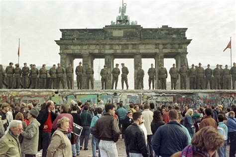 On a Memory-Filled Date, the Fall of the Berlin Wall Stands Front and Center - The New York Times