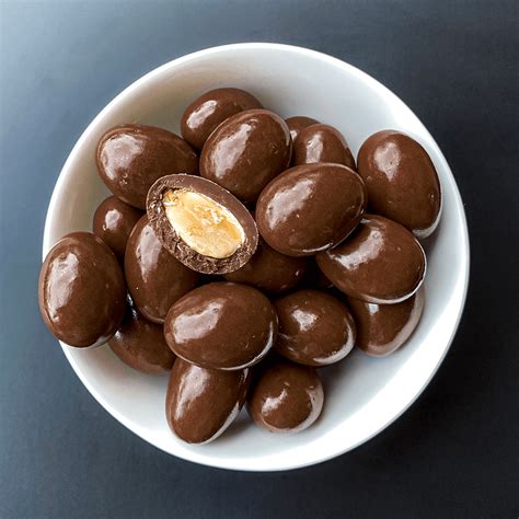 DARK CHOCOLATE ALMONDS – Daylesford Collective