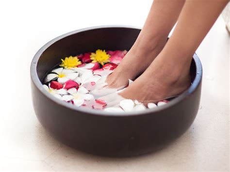 Homemade Pedicure Soak For Soft And Fair Feet - Boldsky.com