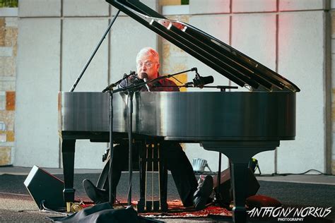 Randy Newman's piano-powered satire charms mellow Meijer Gardens fans