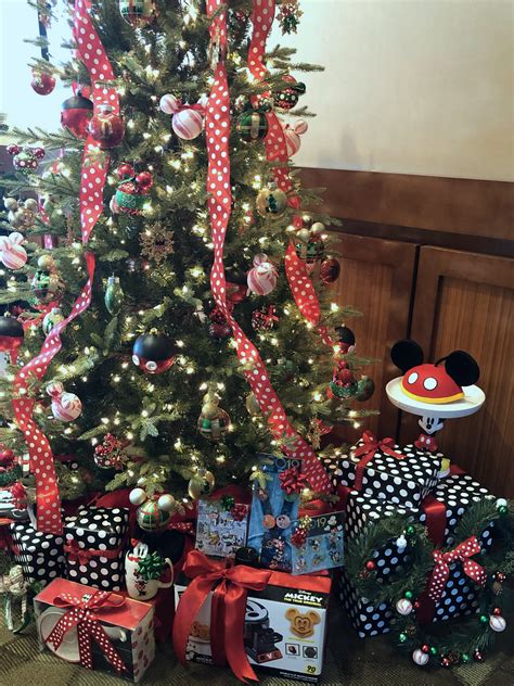 Mickey and Minnie Themed Christmas Tree — Glamdom Fandom