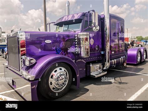 Peterbilt 379 flat top hi-res stock photography and images - Alamy