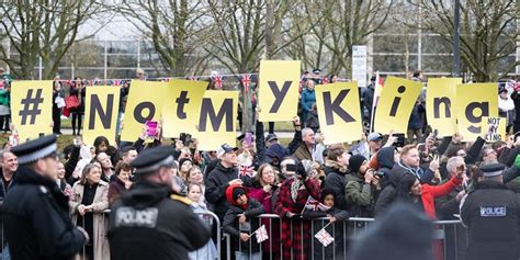 King Charles faces protesters holding ‘Not my king’ signs at event ...