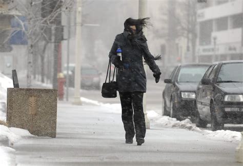 North Dakota continues to dig; estimated 800 stranded on roadways ...