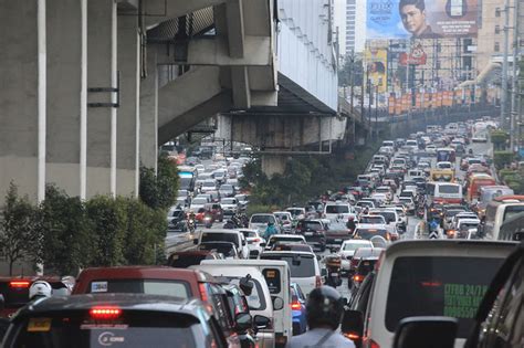 Patients die as Manila traffic jams block ambulances | ABS-CBN News