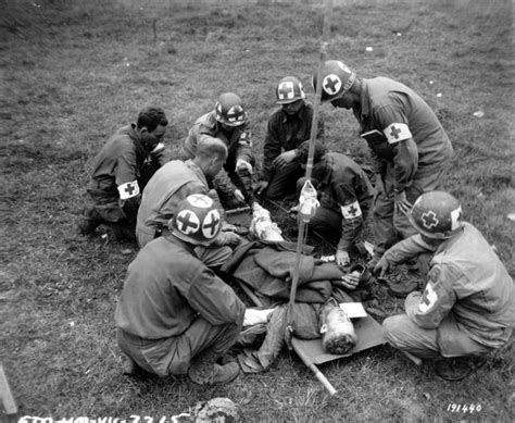 25 Dramatic Photos Of Combat Medics In Action Throughout History