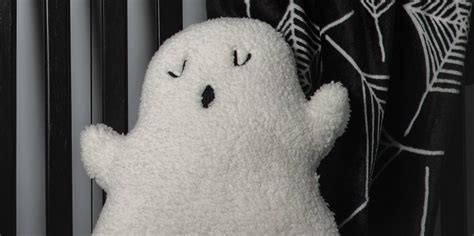 Shop Target's New $10 Ghost Sherpa Pillow For Halloween 2022 | PS Home