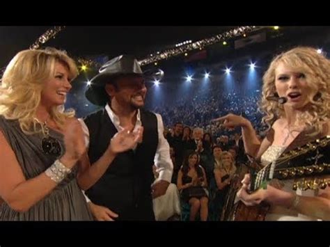 taylor swift sings "Tim McGraw" in front of Tim McGraw - YouTube