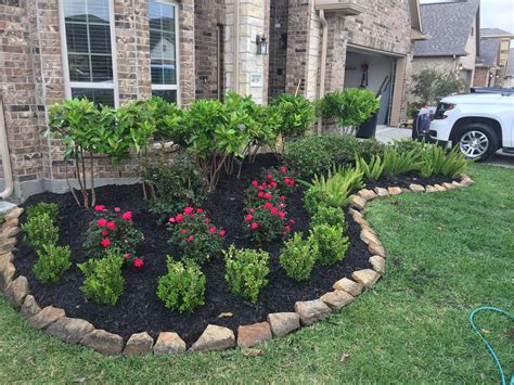 Cleaned up the front flower bed today : r/landscaping