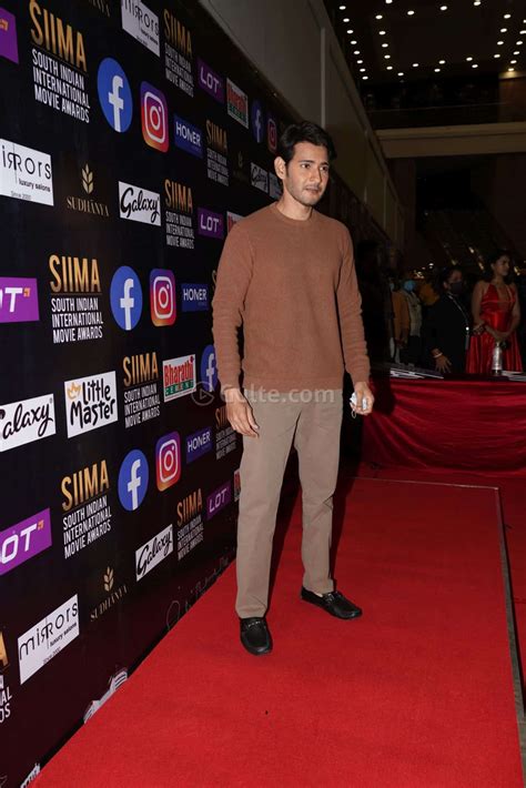 Mahesh Babu Looks Uber Cool At SIIMA Awards 2021 - Paparazzi Pics